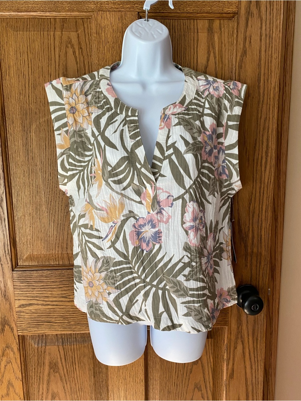 NWT Women’s Stitch Star Sleeveless Split-Neck Floral Blouse in Olive & Pink